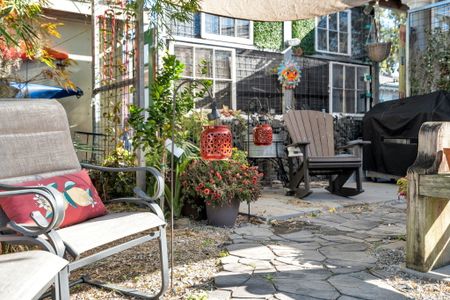 Tucked-away courtyard retreat where the city feels far away.