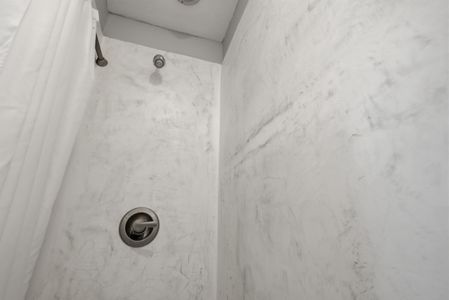 Bright bathroom w/ crisp tiling & a tub/shower combo