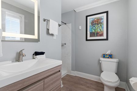 Fresh, well-appointed bathroom w/ clean lines & a polished finish.