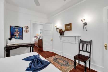 Functional bedroom nook w/ a dedicated workspace & smart storage.