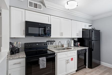 Clean kitchen w/ full appliances & plenty of cabinet space.