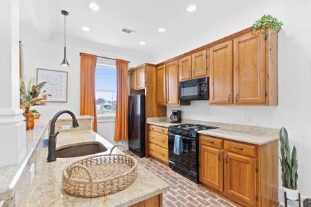 Fully stocked kitchen w/ fridge, microwave, dishwasher & all the essentials for cooking in.