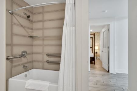 Full bathroom 1