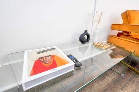 Curated modern decor that adds personality & a gallery-worthy touch to the space.