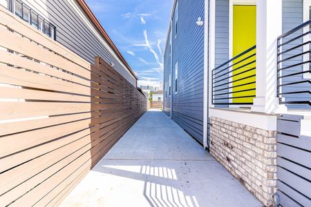 Long private driveway leading to the home — plenty of room to come & go.