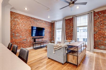 Comfortable living room w/ a flat-screen TV — perfect for a Netflix night in.