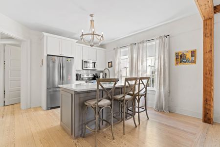 Clean kitchen w/ island seating & plenty of counter space for cooking.