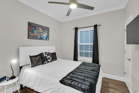 Second bedroom w/ a cozy bed & microfiber sheets for a restful night.