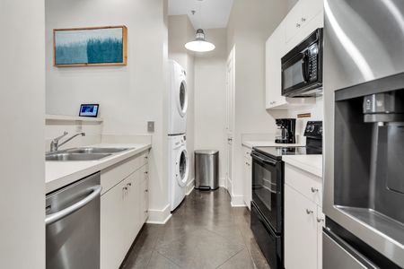 Kitchen w/ in-unit washer & dryer — no laundromat runs needed.