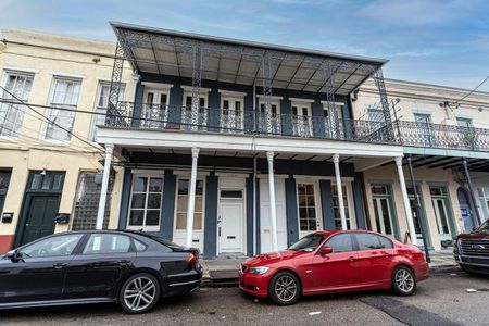 Charming exterior w/ classic New Orleans architecture & a wraparound balcony.
