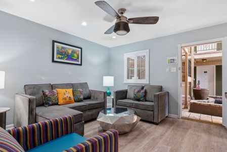 Open living space w/ plenty of seating for the whole group