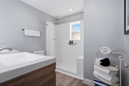 Clean, light bathroom w/ tub & fresh towels ready to go.