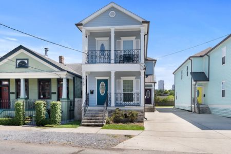 Charming exterior w/ a classic balcony — full of character from the moment you arrive.