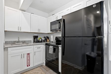 Functional kitchen w/ full-size appliances for everyday ease