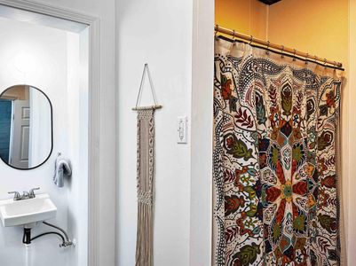 Clean, well-organized bathroom w/ everything you need.