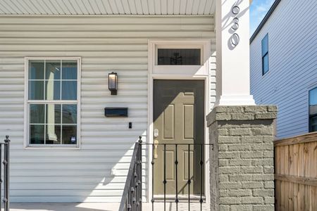 Inviting side entrance w/ steps leading up to the front door.