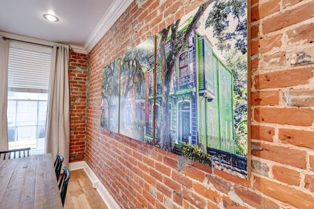 Vibrant New Orleans mural bringing local culture right into the condo.