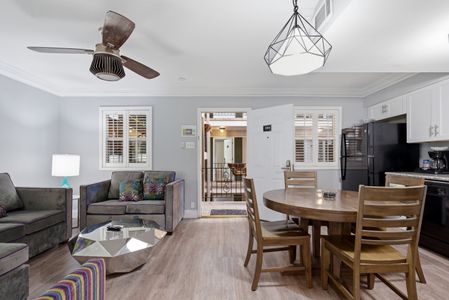Bright open-plan living & dining space w/ room for the whole group