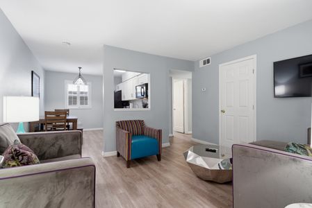 Spacious open-plan living & dining area w/ room for the whole group.