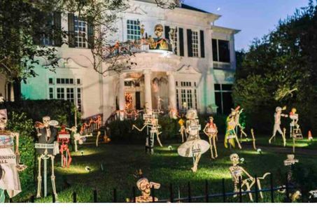 Explore the charming streets & iconic architecture that define the soul of New Orleans.