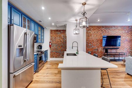 Long kitchen bar w/ extra seating — great for casual meals or morning coffee.