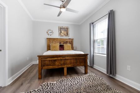 Master bedroom w/ queen bed & a private ensuite bathroom.