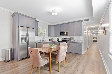 Spacious kitchen w/ dining table — plenty of room for the whole group to gather.