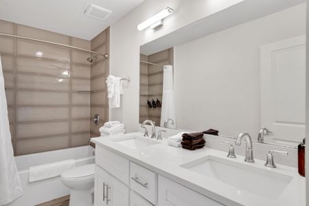 Full bathroom 1