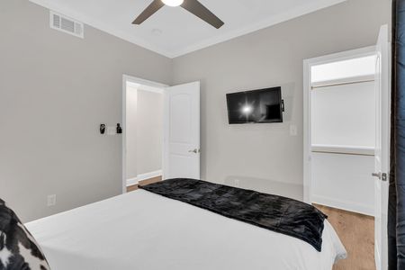 Second bedroom w/ a wall-mounted TV — kick back & relax after a full day.