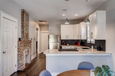 Sleek, well-equipped kitchen w/ plenty of cabinet space & modern finishes.