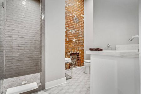 Clean, well-stocked bathroom w/ all the essentials packed in & ready to go.