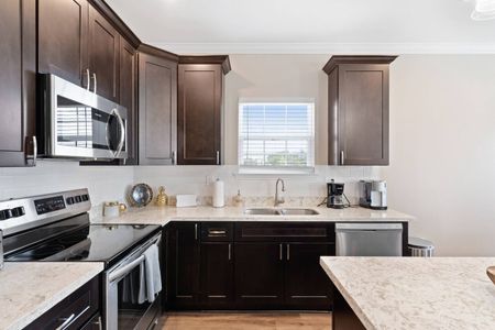 Well-equipped kitchen w/ microwave, oven & everything you need to cook from scratch.