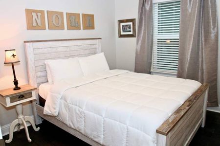 Stretch out in the second bedroom w/ a cozy queen bed.