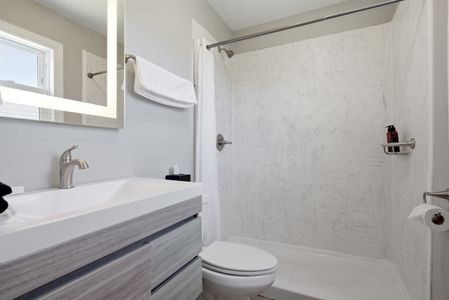 Fresh, well-stocked bathroom ready to refresh & recharge.
