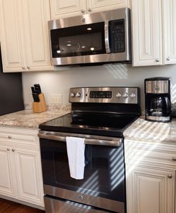 Kitchen w/ stainless appliances & granite counters