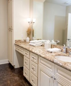 Bright bathroom with granite detailing