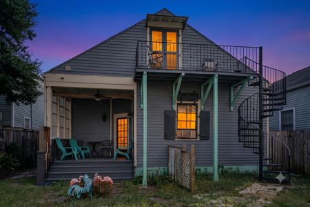 Charming exterior staircase w/ lush greenery & that quintessential NOLA feel.