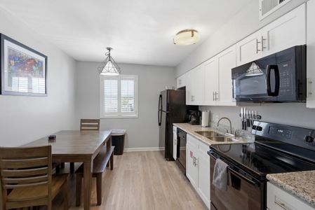 Kitchen area with an elegant look + dining area to bake and bite at the same time!