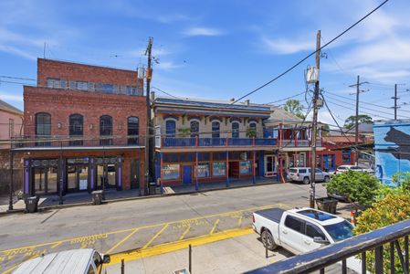 Balcony perch w/ lively city street views right at your fingertips.