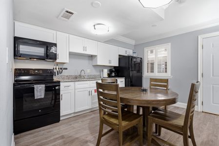 Casual dining space w/ warm tones — ideal for slow, easy mornings.