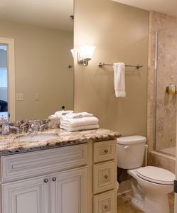 Bright bathroom w/ spacious vanity