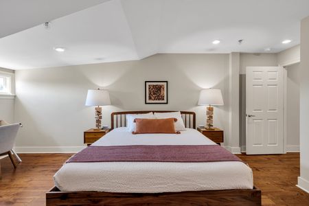 Symmetrical bedside lamps for perfect balance