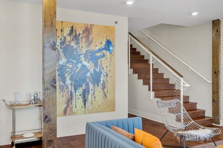 Gallery-worthy painting at the staircase