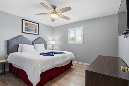 Comfortable secondary bedroom with a king bed and a smart TV. Perfect spot for your movie nights!!