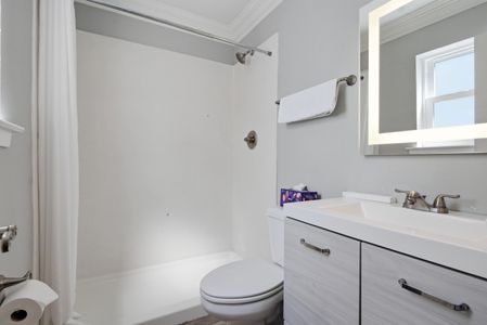 Unit 202 clean, bright bathroom w/ fresh towels ready for you.