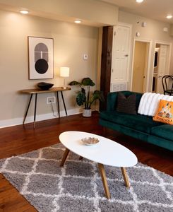 Inviting living space w/ stylish seating