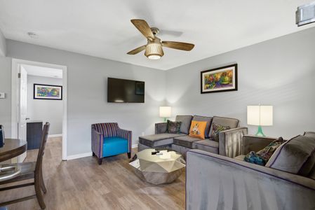 Modern living area w/ smart TV & ceiling fan