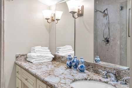 Fluffy towels and classic blue-and-white decor