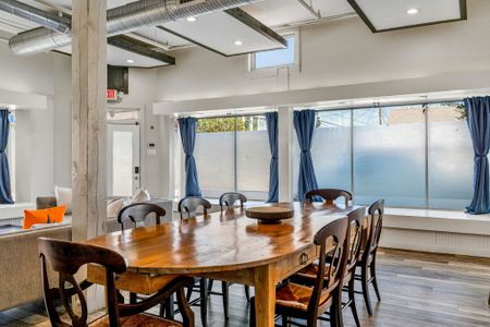 Dinner party ready with natural light all around