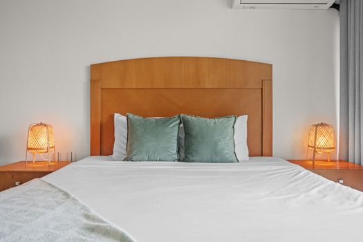 Breathtaking by day, stunning by night. The bedroom offers an ever-changing canvas of lagoon and ocean views, enhanced by thoughtful lighting for a cozy ambiance after dark.